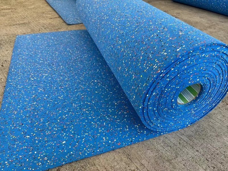 Een massieve, dichte cilinder van uitgehard rubber wordt gemonteerd op een precisieschaafmachine.